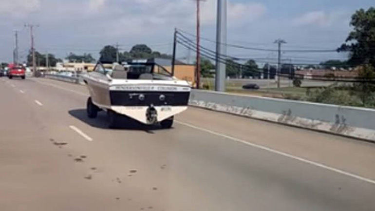 Σκάφος κάνει βόλτες στον δημόσιο δρόμο!